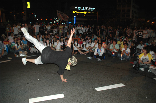 서면로터리에 모인 사람들은 11일 새벽 '춤추는 사람들'의 즉석 공연을 보면서 박수치고 있다.