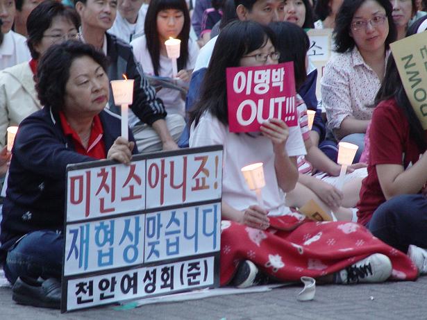 6월10일, 천안 종합터미널 앞 광장에 모인 시민들이 6.10 항쟁 다큐멘터리 영상을 관람하고 있다.