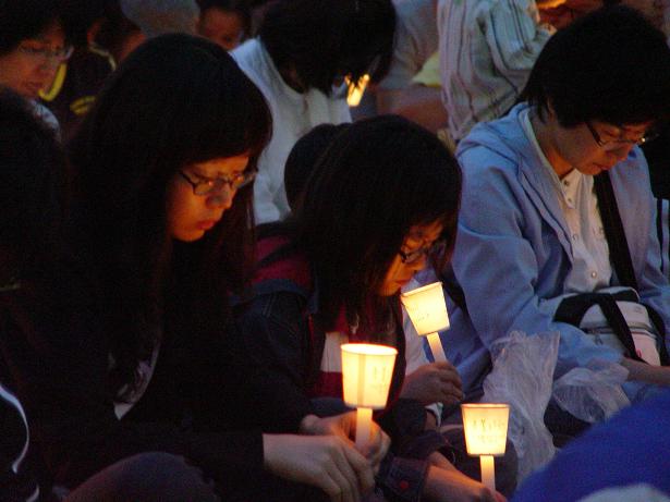 천안에서 열린 촛불문화제에 참석한 학생들이 지난 9일 운명을 달리한 고 이병열씨를 위한 묵념을 하고 있다.