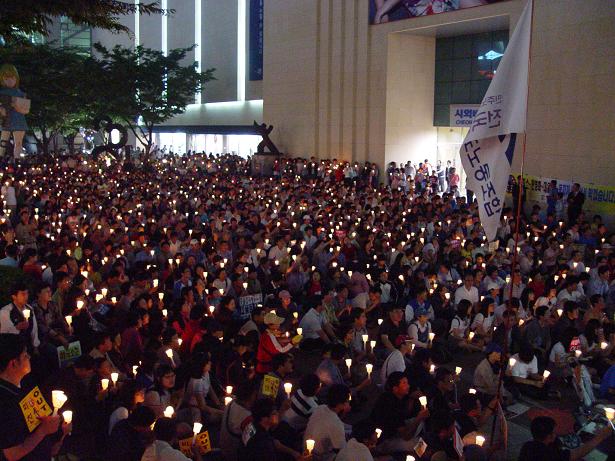 6월10일 천안 종합터미널 광장에는 2000여 명의 시민이 모였다.