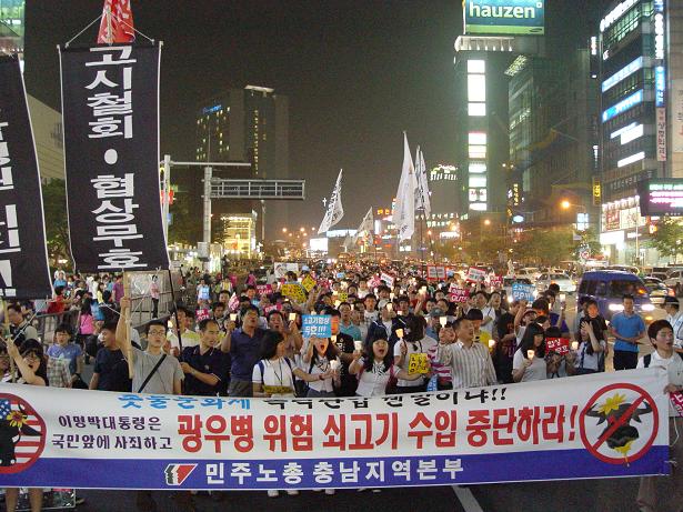 촛불문화제를 마친 시민들은 천안 종합터미널 앞 도로를 행진하며 시민들의 동참을 호소했다.