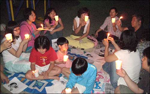중국 천진에서도 약식 촛불집회가 열렸어요