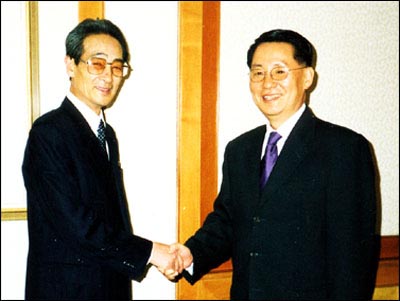 박지원 당시 문광부장관이 2000년 4월 8일 베이징에서 북측 송호경 특사와 남북정상회담 개최에 합의한 뒤 악수를 하고 있다.