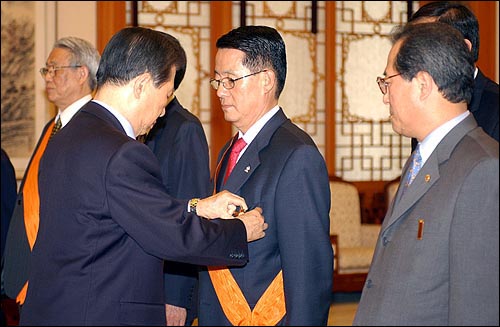 박지원 의원은 역사적인 6.15정상회담에 기여한 공로로 훈장을 받았으나, 그 스스로 '노무현 정권 5년은 박지원 징역 5년'이라고 부를 만큼 고난과 시련을 겪었다.