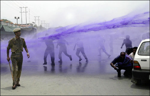 10일 인도 북부 잠무카슈미르 주 스리나가르의 정부 부문 노동자들이 기름 값 및 생필품 가격 급등에 항의하는 시위를 벌이자, 경찰이 물대포로 진압하고 있다.