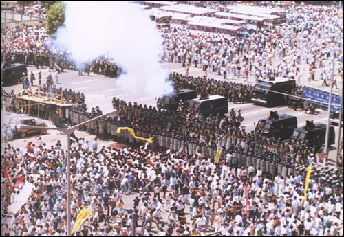1987년  7월  9일 고 이한열 장례식 날 시청 앞 광장에 시민들이 모여들자 경찰 페퍼포그가 다연발 최루탄을 쏘고 있다.
