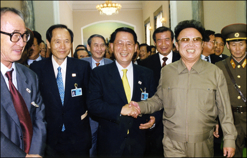 6.15 당시 박지원 문광부장관은 특유의 친화력으로 김정일 위원장의 신임을 받았다(그의 옆은 박재규 통일부장관과 고은 시인).