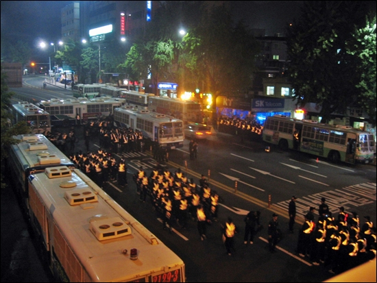 10일 저녁 경찰은 청와대로 향하는 길목을 버스와 살수차 등을 동원해 차단했다. 사진은 사직로 부근으로 마치 군사작전과 같은 풍경을 연출했다.