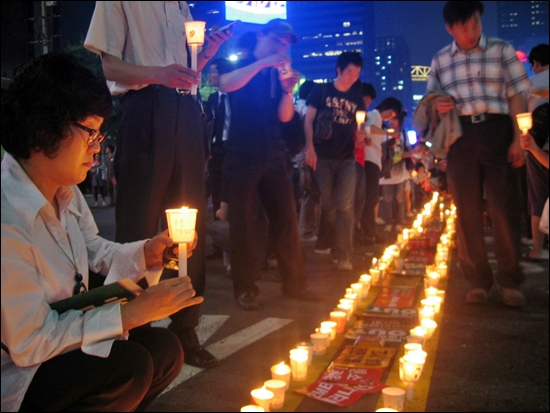 행진을 하는 도중 새문안교회 앞 도로에서 시민들이 촛불을 연이어 놓고 있다.