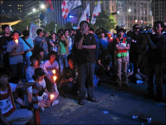 '명박산성' 앞에서 시민들은 '차벽에 가로막힌 민주주의'를 어떻게 되찾을지에 대한 열띤 논쟁을 벌였다. 한 시민이 인권단체에 의해 마련된 토론장에서 발언하고 있다.

