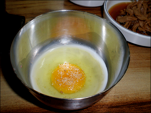 취향에 따라 덤으로 나오는 계란프라이를 국밥에 넣어 먹어도 좋다. 