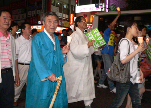 거리행진을 하고 있는 대전시민들. 푸른색 옷에 지팡이를 잡은 분이 묵점 기세춘 선생이다.