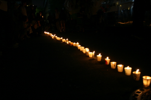 도로 곳곳에 시민들이 놓아둔 촛불. 행진하던 시민들은 불 꺼진 초가 보이면 달려가 다시 불을 댕겼다.