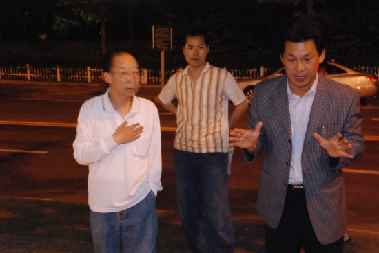 박승규 KBS 노조위원장(사진 오른쪽)이 다음 아고리언에게 '정연주 사장은 퇴진하라'는 만장을 걸어놓은 것에 대해 설명하고 있다.
