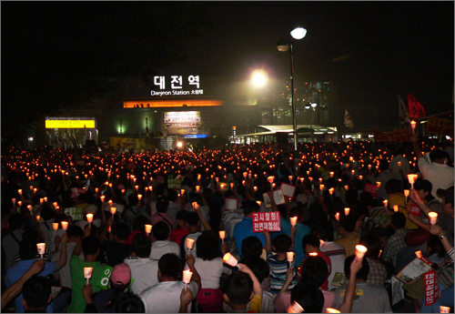 6.10 촛불문화제가 열린 10일 저녁 대전역 광장에 1만개의 촛불이 출렁이고 있다. 