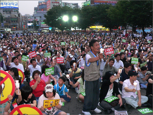 10일밤 대전역 광장을 가득 메운 1만여 대전시민들.