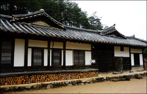 1541년 탁청정 김유가 지었으며 몸채에 해당한다.