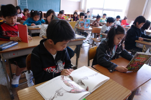 지난 87년 일본 나오키 문학상과 추리작가협회상을 수상한 우오사카 고우 씨는 “10대 시절에 읽은 책은 머릿속에 교양으로 흡수된다. 하지만 대학에 들어가거나 성인이 된 뒤 읽은 책은 단순한 지식은  될지언정 삶의 토대가 되는 교양은 되지 않는다”며 조기 독서교육 중요성을 강조했다. 사진은 아침독서에 열중하는 일본 도쿄 카미히라이 초등학교 학생들.