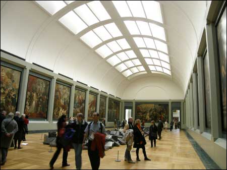 루브르 박물관 내부. 관대하게도 루브르와 오르세 미술관은 관람객이 자유롭게 사진을 찍을 수 있다. 빽빽한 그림들이 압박이다.