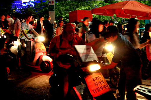 저녁 8시쯤 라이더스 갤러리 회원들이 김밥과 생수를 나르고 있다.