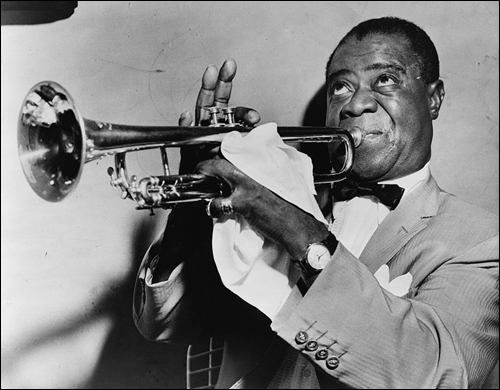 미국의 대표적인 재즈 음악가 중 한 명인 루이 암스트롱(1901~1971). 독특한 목소리와 탁월한 트럼펫 연주로 사람들의 마음을 사로잡았다. 보통 합주로 연주되던 재즈에 독주의 새로운 전통을 부여했다는 평가를 받고 있다.