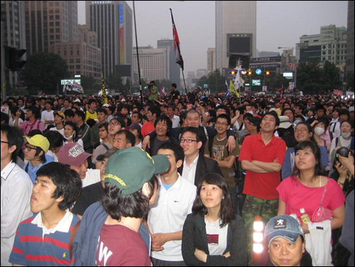 시위대가 컨테이너 위에서 깃발을 흔들자 시민들은 '광야에서'를 합창했다.