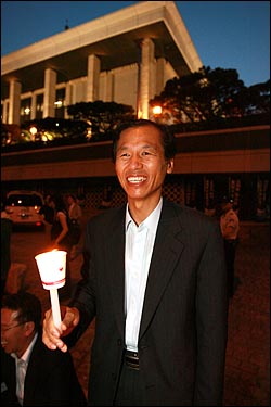 MBC 사장을 지낸 최문순 통합민주당 의원 13일 저녁 여의도 KBS앞에서 이명박 정권 공영방송 장악음모 저지를 위한 촛불집회에 참석하고 있다.