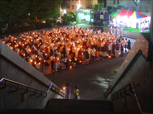 안양 중앙성당 마당에 천여개의 촛불이 켜졌다