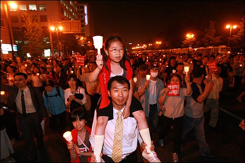 13일 저녁 서울 세종로네거리에서 미국산 쇠고기 수입을 반대하는 촛불문화제를 마친 시민들이 마포대교를 건너 KBS, 한나라당사, MBC까지 행진을 벌였다.