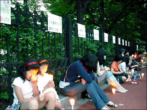 14일 KBS 앞에서 중고등학생들로 보이는 청소년들이 촛불을 켜고 앉아 있다.