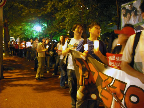 14일 저녁 KBS 앞에서 시민들이 "공영방송 사수"를 외치며 행진을 하고 있다.