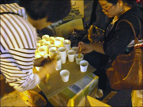 여러 시민들이 커피 봉사에 자발적으로 나섰다.