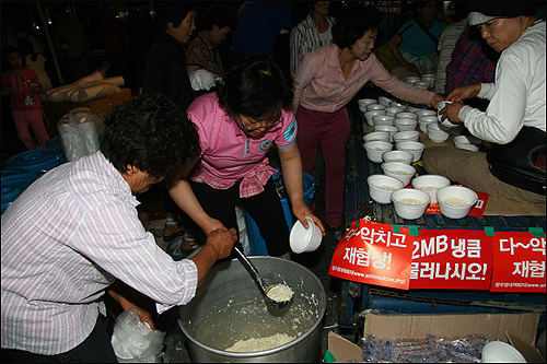  전국노점상총연합회 소속 서울 송파지역 회원 20여 명이 촛불 문화제에 참가한 시민들에게 순두부를 무상으로 제공해 주고 있다.