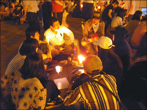 15일 새벽 KBS 앞에서 시민들이 둥그렇게 둘러앉아 이야기를 나누고 있다.