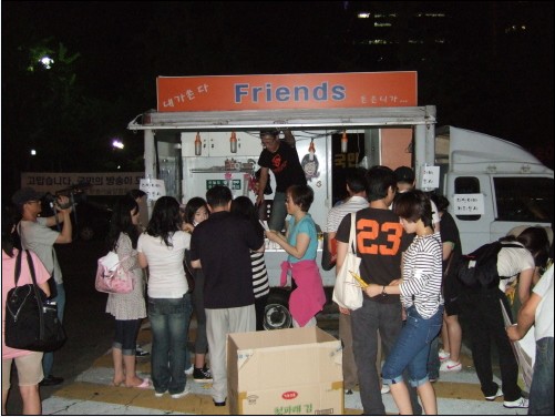 KBS 본관 앞, 커피와 라면을 끓여 나눠주는 자원봉사를 하던 '다인아빠'의 용달차