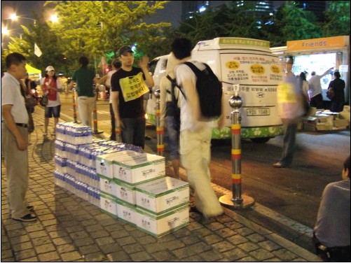디씨인사이드 '음식기타갤러리' 회원들이 KBS 본관 앞 시위참가자들에게 보내온 물과 생수
