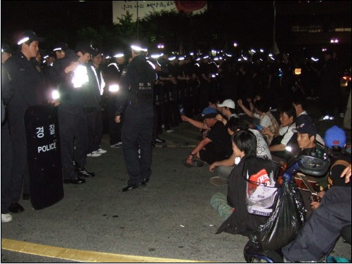 기습적으로 이순신 장군 동상 앞까지 진출해 연좌한 시위참가자들