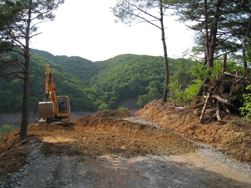  한창 공사 중인 천장호의 도로