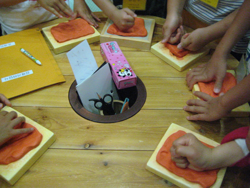아이들이 지점토로 형틀을 만들고 있다.