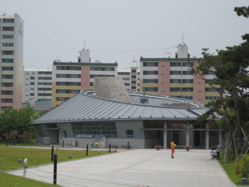 김해박물관과 가까운 거리에 있다.