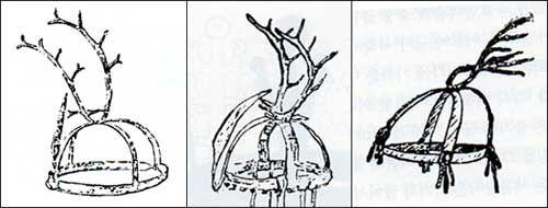 예니세이 무당 모자(왼쪽), 오스티악 무당 모자(가운데), 부라이트 무당 모자(오른쪽) : 식민사학자들은 이 모자들 위에 꽂은 사슴뿔 모양의 세움장식이 신라 금관의 세움 장식과 닮았다고 우긴다.