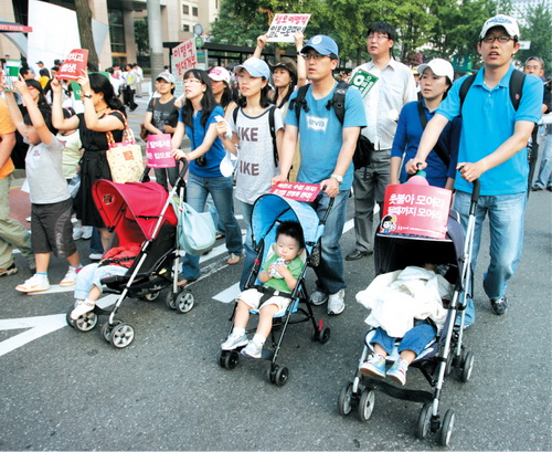 유모차에 자녀를 태우고 집회에 참가한 시민들이 쇠고기 재협상을 요구하며 서울광장으로 이동하고 있다. 