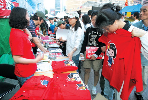 다문화연대에서는 장당 1만원인 촛불소녀 티셔츠를 500장가량 판매했다고 밝혔다. 