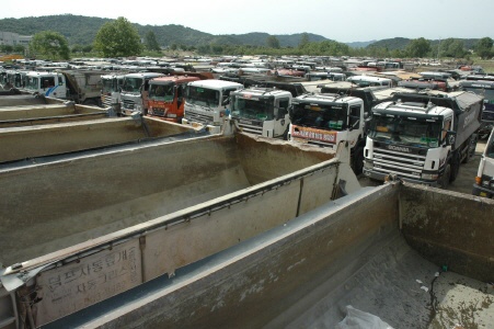 건설기계 대전지부 조합원 덤프트럭 300여대가 세워져 있다