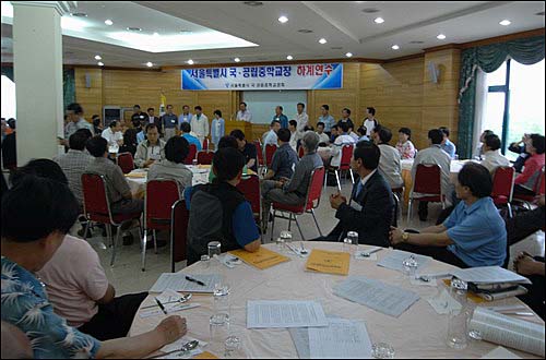  13일 오후 설안산 근처에 있는 한 콘도에 모여 있는 중등교장회 소속 교장들. 