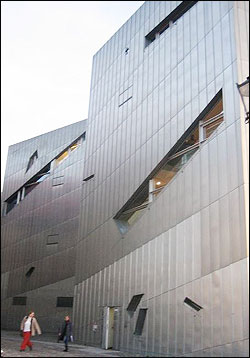 티타늄 소재의 외관에 불규칙한 창들로 기이한 형상을 보여준다