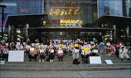 16일 방송통신위원회가 주관하는 '인터넷 경제의 미래-OECD 장관회의'가 열리고 있는 서울 코엑스 앞에서도 촛불이 켜졌다. 참가자들은 '최시중은 물러가라' '언론탄압 중단하라' 등의 구호를 외치고 있다. 
