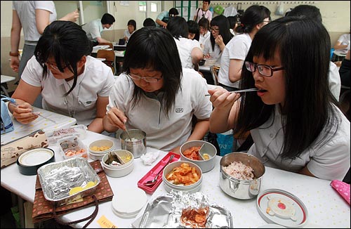  A형 간염은 음식물이나 음료수 등 경구 전파되는 것이 특징입니다. 사진은 한 고등학교 점심시간의 모습