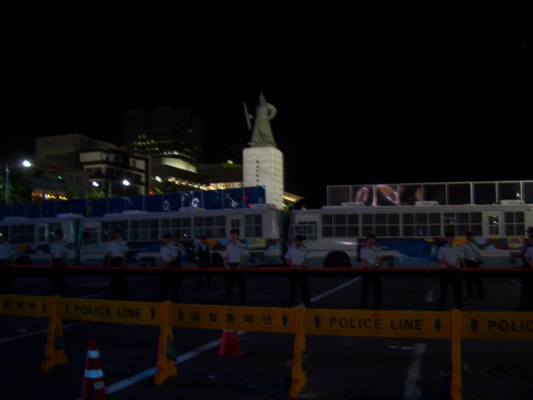 이순신 동상 앞 폴리스라인과 전경차 그리고 교통경찰