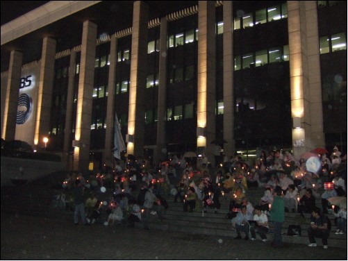 19일 저녁부터 20일 새벽까지 KBS 본관 앞에서 촛불문화제를 가진 시민들.